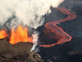 冰岛首都附近的一座火山周三晚上爆发，自去年12月以来，这是该地区发生的第七次此类事件。