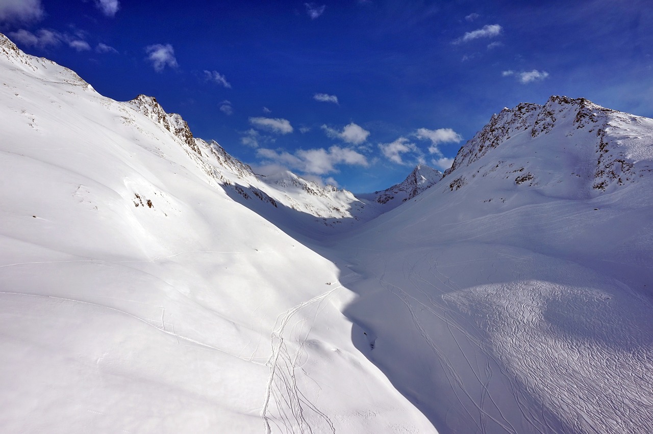 美国滑雪名将希弗林在首轮比赛结束后领跑世界杯障碍滑雪赛，并接近职业生涯第99场胜利。